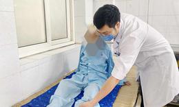 Vui đùa cùng con cháu, cụ bà 100 tuổi bị gãy xương đùi