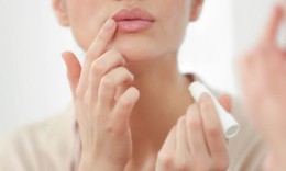 5 mẹo trị thâm môi cho chị em thường xuyên đánh son