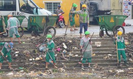 R&#225;c &#39;bủa v&#226;y&#39; s&#244;ng sau lũ, c&#244;ng nh&#226;n tất bật thu gom