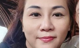 Bắt &#39;qu&#253; b&#224;&#39; c&#249;ng chồng đem theo 2 khẩu s&#250;ng