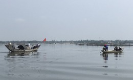 Cận cảnh giải phóng 'ma trận' lưới vây trên đầm phá Tam Giang - Cầu Hai