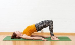 5 b&#224;i tập yoga giảm mỡ bụng trước khi ngủ