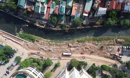 Người dân phải 'liều mình' di chuyển trên con đường thi công dang dở