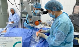 Mổ đục thuỷ tinh thể để c&#243; mắt s&#225;ng đ&#243;n con ch&#224;o đời!