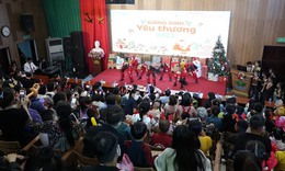 &#39;Bữa tiệc&#39; nghệ thuật đặc sắc &#39;Gi&#225;ng sinh y&#234;u thương&#39; d&#224;nh cho h&#224;ng trăm bệnh nhi