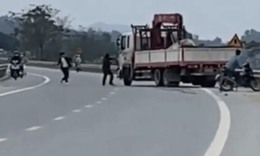Tạm giữ h&#236;nh sự 2 đối tượng đập vỡ k&#237;nh xe ở Nghệ An