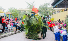 Học sinh trải nghiệm 'Cháu yêu chú bộ đội - Cháu làm chú bộ đội'