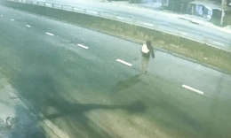 Dỡ m&#225;i ng&#243;i đột nhập cửa h&#224;ng điện thoại trộm cắp trị gi&#225; h&#224;ng trăm triệu