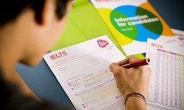 Phụ huynh đổ x&#244; cho con luyện thi IELTS để mong ‘chắc suất’ v&#224;o đại học