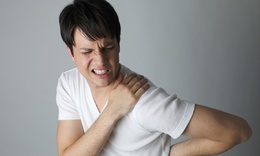 Trật khớp vai nên làm gì?