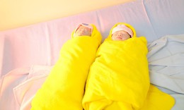 Người mẹ ung thư vú di căn, vỡ oà hạnh phúc nghe 2 con khóc chào đời