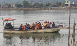 Hiểm nguy những chuyến đ&#242; ngang chở học sinh v&#249;ng cồn b&#227;i tr&#234;n s&#244;ng Gianh