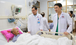 Gi&#226;y ph&#250;t căng thẳng phẫu thuật lấy sỏi ống mật chủ cho cụ &#244;ng gần 100 tuổi ở Quảng Ninh