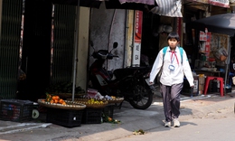 C&#243; vạch kẻ d&#224;nh cho người đi bộ, học sinh vẫn phải xuống l&#242;ng đường đến trường