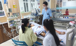 Đang đi mua m&#236; t&#244;m, b&#233; 10 tuổi bị cuốn v&#224;o gầm xe trộn b&#234; t&#244;ng