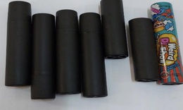 Nhiều học sinh đau bụng, kh&#243; thở, nghi do kẹo đồ chơi