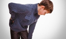 Dấu hiệu ph&#225;t hiện sớm vi&#234;m khớp h&#225;ng ở trẻ