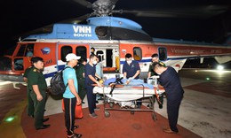 Trực thăng đưa ngư d&#226;n bị giảm &#225;p do lặn s&#226;u từ Trường Sa về đất liền điều trị