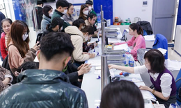 Người dân đổ xô đi làm thủ tục chuẩn hóa thông tin thuê bao trước ‘giờ G’