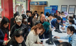 Ảnh: Lo bị khoá SIM, người dân Thủ đô ùn ùn đi chuẩn hóa thông tin thuê bao 