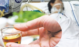 Uống rượu đến ngất xỉu, người phụ nữ nhập viện v&#236; bị ngộ độc rượu