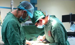 Tự &#253; ti&#234;m thuốc giảm đau, người phụ nữ phải nhập viện với b&#224;n tay sưng ph&#249;