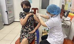 Ca mắc COVID-19 tiếp tục tăng, người dân Hà Nội chủ động đi tiêm vaccine