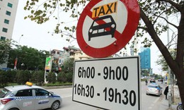 H&#224; Nội th&#237; điểm gỡ bỏ biển cấm taxi tr&#234;n 9 tuyến phố, cho xe m&#225;y lưu th&#244;ng 2 chiều phố Quốc Tử Gi&#225;m