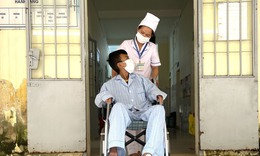 Nữ điều dưỡng tận t&#226;m v&#236; người bệnh chốn non cao
