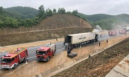 Xe container chở hoa quả bốc ch&#225;y dữ dội tr&#234;n cao tốc Cam Lộ-La Sơn