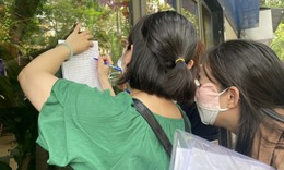 Phụ huynh lên Sở GD&ĐT Hà Nội nộp đơn kiến nghị về vụ đề thi Toán lớp 10 in mờ