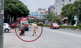 &quot;&#193;m ảnh&quot; chốt kiểm tra nồng độ cồn, d&#249; kh&#244;ng uống rượu bia nhiều 
 t&#224;i xế vẫn quay đầu bỏ chạy
