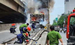 Cận cảnh hiện trường xe buýt bất ngờ bốc cháy ngùn ngụt trên đường Vành đai 3