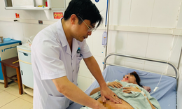 Phẫu thuật lấy thai kết hợp b&#243;c t&#225;ch khối u xơ tử cung nặng hơn 3kg