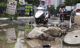 &#39;Con đường đau khổ&#39; ở H&#224; Nội khiến nhiều người, phương tiện &#39;gặp nạn&#39; ch&#237;nh thức &#39;khơi th&#244;ng&#39; điểm nghẽn về vốn