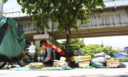 'Người vận chuyển' oằn lưng mưu sinh dưới nắng như đổ lửa