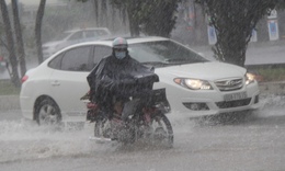 C&#244;ng an H&#224; Nội chỉ c&#225;ch tham gia giao th&#244;ng an to&#224;n m&#249;a mưa b&#227;o