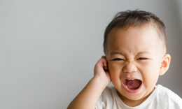 Thổi bồ hóng, bôi thuốc bột trị viêm tai giữa... gây biến chứng nặng