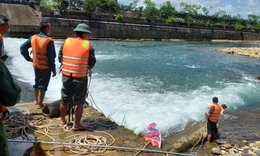 Đi tắm c&#249;ng vợ con ở đập tr&#224;n, người chồng trượt ch&#226;n ng&#227; xuống suối tử vong
