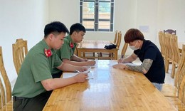 Chủ tiệm cắt tóc mặc trang phục công an đăng lên Facebook để câu like