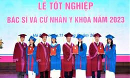 Lễ tốt nghiệp của &#39;kh&#243;a học đặc biệt&#39; tại Trường Đại học Y H&#224; Nội