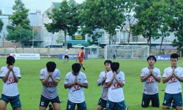 Nghẹn ng&#224;o h&#236;nh ảnh cầu thủ U15 HAGL chắp tay tưởng nhớ những người tử nạn trong vụ tai nạn li&#234;n ho&#224;n