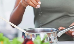 Ăn nhiều muối có tác hại gì? 8 điều nên và không nên khi ăn muối