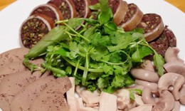 Mắc li&#234;n cầu khuẩn sau khi ăn l&#242;ng lợn, kh&#244;ng ăn tiết canh, v&#236; sao?