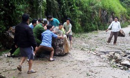 Mưa lớn g&#226;y sạt lở, đ&#225; lớn rơi vỡ đường tại H&#242;a B&#236;nh