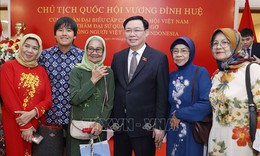 Chủ tịch Quốc hội Vương Đ&#236;nh Huệ gặp gỡ cộng đồng người Việt Nam ở Indonesia