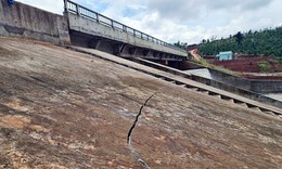 Đắk N&#244;ng: Sạt trượt, nứt g&#227;y bất thường tại hồ chứa nước Đắk N’ting