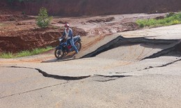 H&#227;i h&#249;ng cảnh người đi xe m&#225;y, đi bộ &#39;phi th&#226;n&#39; qua đoạn đường nứt to&#225;c ở TP Bảo Lộc