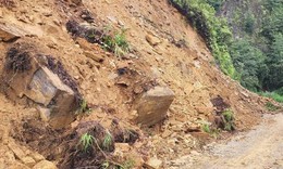 Sạt lở khiến cung đường đến điểm du lịch Y Tý bị gián đoạn