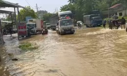 Mưa lớn g&#226;y ngập &#250;ng, CSGT d&#249;ng xe chuy&#234;n dụng chở người d&#226;n